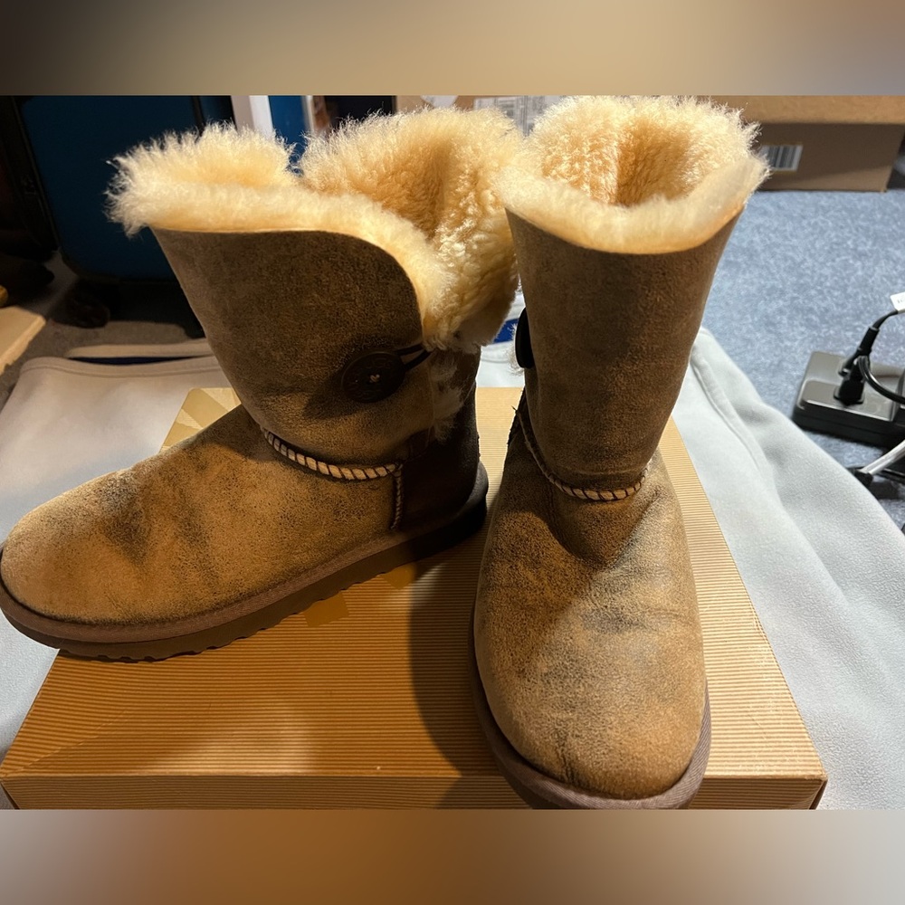 Ugg Bailey Button Bomber Size 7 - image 6